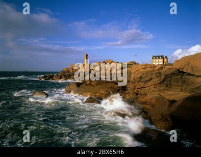 Leuchtturm über stürmischem Meer an der rosafarbenen Granitküste, Ploumanac`h, Cotes d`Armor, Bretagne, Frankreich Stockfoto